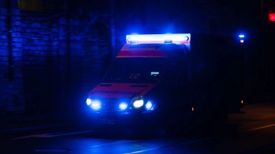 Der Rettungsdienst brachte den verletzten Radfahrer ins Krankenhaus. (Symbolbild) (Foto: Nicolas Armer/dpa)