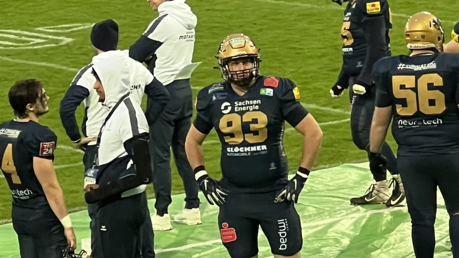 Jannik Stanke (Mitte) im Kreis seiner enttäuschten Teamkollegen der Dresden Monarchs. (Foto: Lothar Stanke)