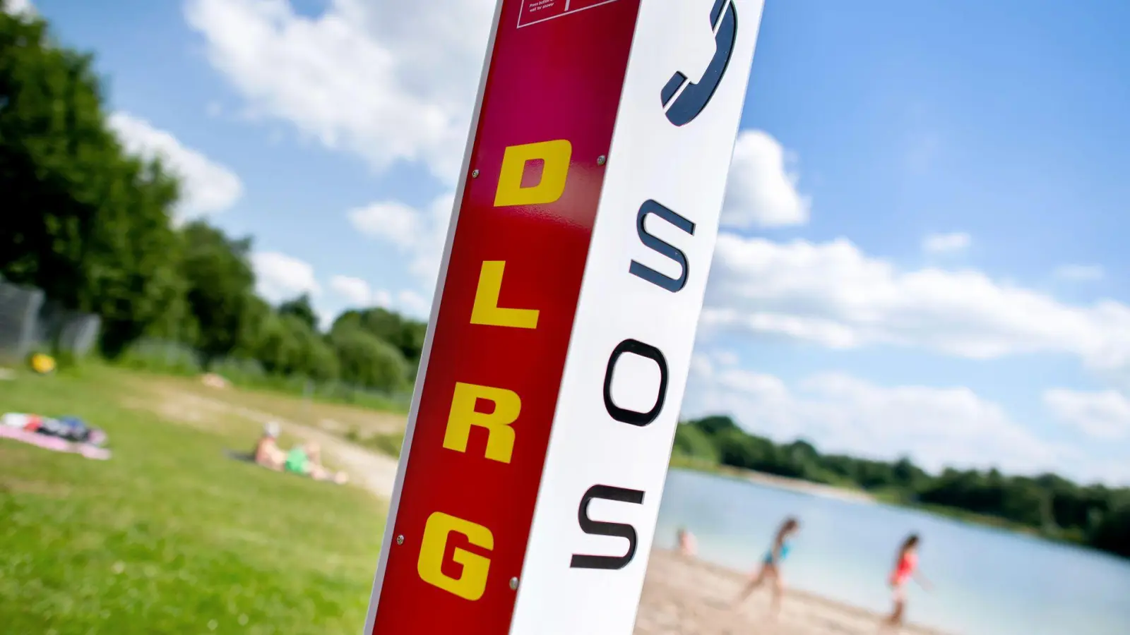  Rettungskräfte der Wasserwacht und der DLRG suchten den Vermissten demnach mit Tauchern, Booten und Sonargeräten. (Symbolbild) (Foto: Hauke-Christian Dittrich/dpa)