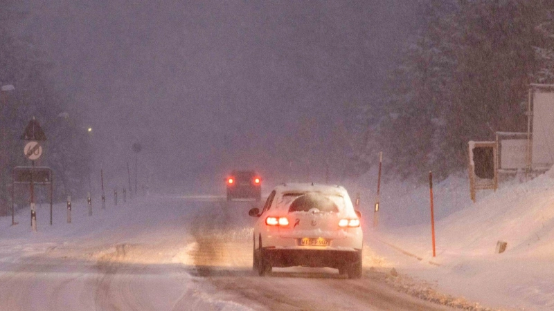 Die Polizeiinspektionen der Region berichteten jeweils am Samstagmorgen von Verkehrsunfällen wegen Glätte in ihrer Region. (Symbolbild: Philipp von Ditfurth/dpa)