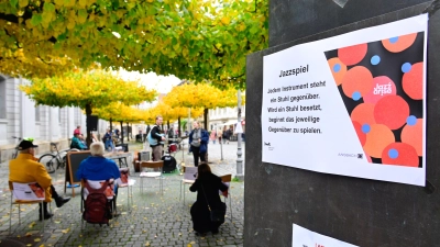 Einstimmung auf Jazzarise vor St. Gumbertus: Beim Kick-off mit einer Combo des Landes-Jugendjazzorchester durfte das Publikum mitspielen. Je ein Stuhl stand für ein Band-Instrument. Blieb der Stuhl frei, hatte es Pause – und umgekehrt. (Foto: Jim Albright)