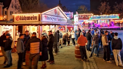Auch 2026 verwandelt sich der Schrannenplatz vom 31. Oktober bis zum 8. November wieder in einen stimmungsvollen Volksfestplatz. (Foto: Jürgen Binder)