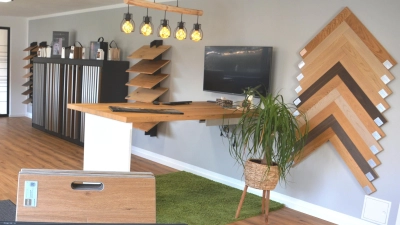 Im Ausstellungsbereich des Röhner Montagebetriebes finden Sie mehr als 300 verschiedene Bodendekore und zahlreiche Türen. Lassen Sie sich inspirieren!  (Foto: Peter Tippl)