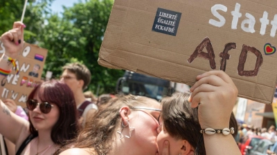 Zigtausende Menschen demonstrierten in einem bunten Umzug für die Rechte der queeren Szene. (Foto: Stefan Puchner/dpa)