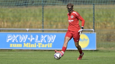 Schon in der Regionalliga im Einsatz: Torhüter Luis Brisske (hier mit Maske in einem anderen Spiel). (Foto: Martin Rügner)