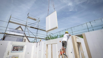 Der Marktanteil von Häusern in Fertigbauweise wächst leicht. (Symbolbild) (Foto: Daniel Maurer/dpa)