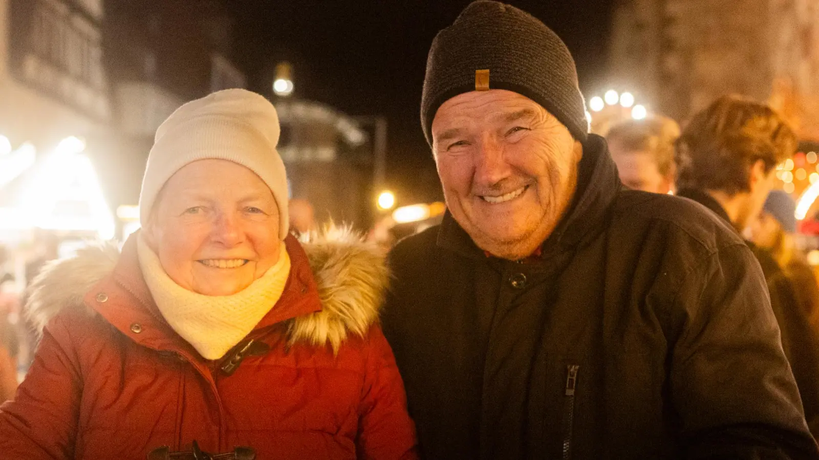 Zwei Gäste freuen sich über die Eröffnung des Weihnachtsmarkts in Ansbach. (Foto: Evi Lemberger)