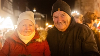 Zwei Gäste freuen sich über die Eröffnung des Weihnachtsmarkts in Ansbach. (Foto: Evi Lemberger)