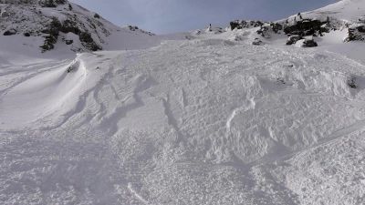 Neue Schneefälle erhöhen die Lawinengefahr in Österreich. (Foto: Zoom.Tirol/APA/dpa)