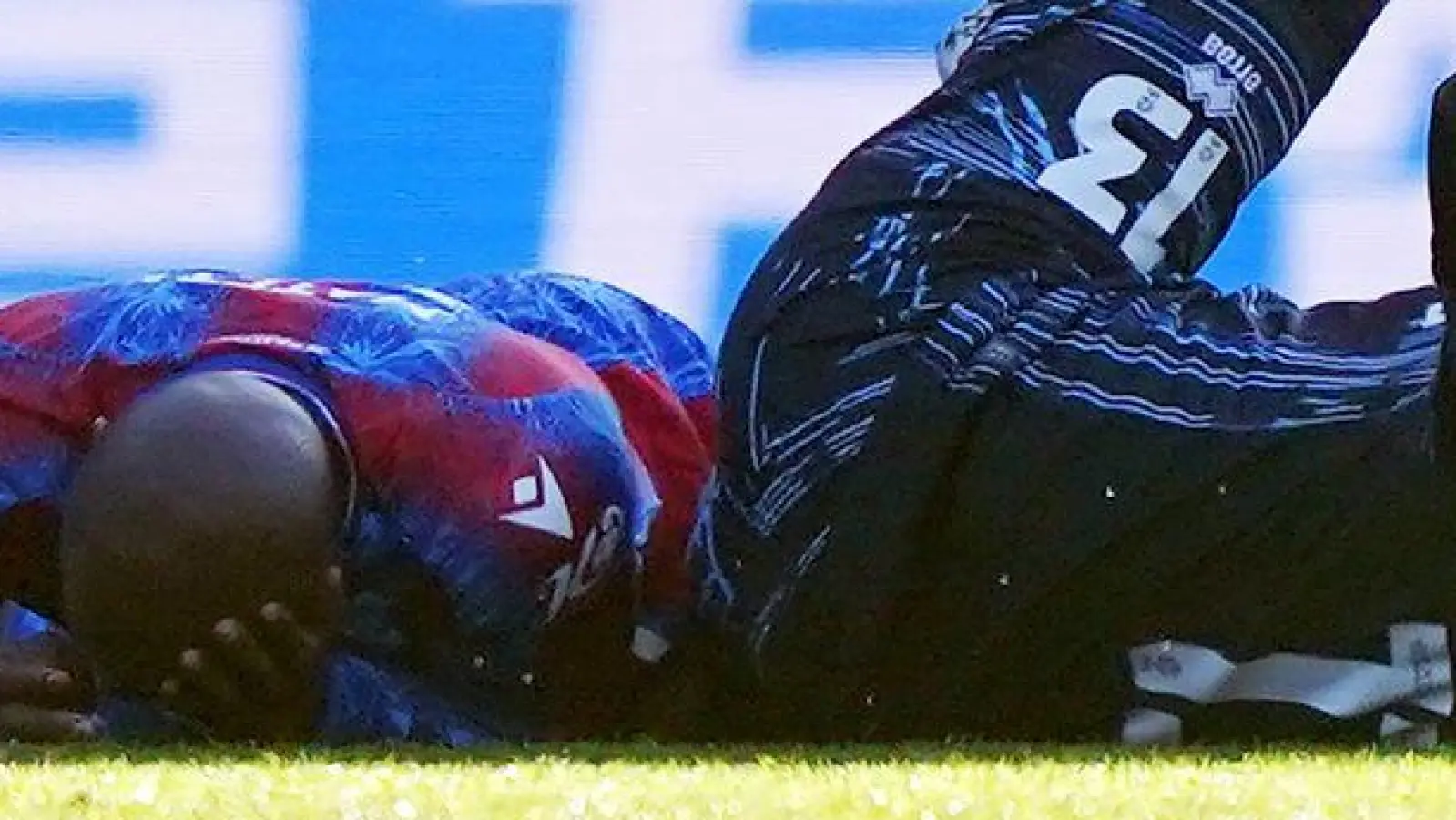 Millwall-Torhüter Liam Roberts sieht für sein Foul die Rote Karte - aber erst nach einem VAR-Eingriff. (Foto: Zac Goodwin/PA Wire/dpa)