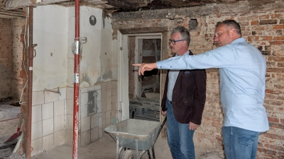 Im historischen Anwesen „Zum Taubenbrünnlein 5“: KU-Vorstand Arthur Reim (rechts) informierte Bürgermeister Patrick Ruh jetzt über den aktuellen Stand der Arbeiten an dem Denkmal. (Foto: Stadt Feuchtwangen/Rebecca Weber)