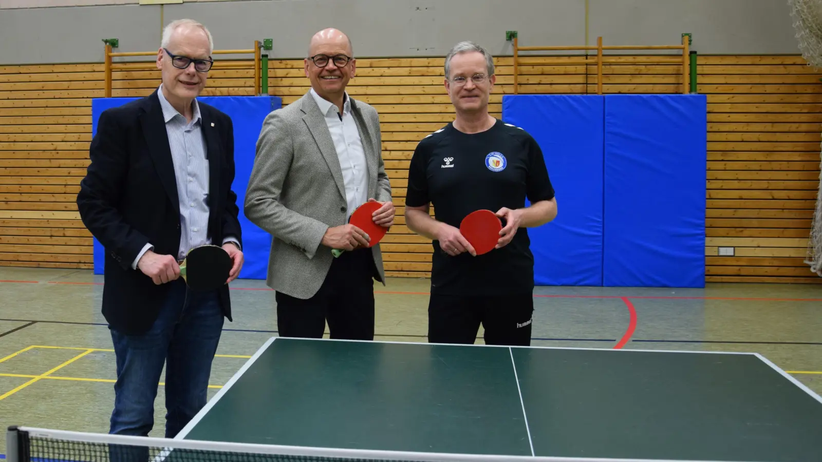 Trafen sich an der Tischtennisplatte zur Spendenübergabe (v. l.): Bürgermeister Dr. Jürgen Pfeiffer, Sparkassen-Chef Werner Frieß und Abteilungsleiter Ralf Christl. (Foto: Florian Schwab)