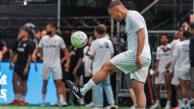 Lukas Podolski freut sich über den Aufstieg des 1. FC Köln (Foto: Andreas Gora/dpa)