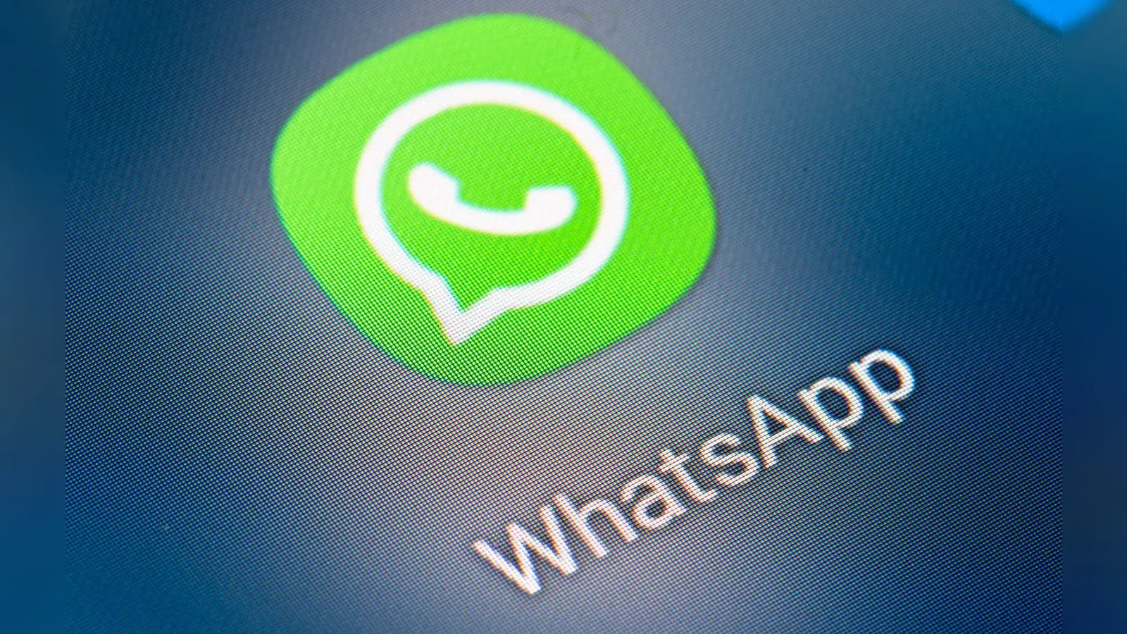 Weiße Sprechblase mit Hörer auf grünem Grund: So kennt man das WhatsApp-Icon - in der Plus-Variante gibt es dafür mehr Optionen, etwa in Rot, Lila oder Schwarz. (Foto: Fabian Sommer/dpa)