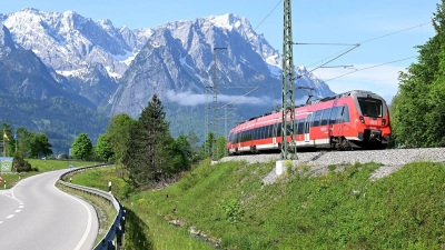 Abseits der Metropolen fahren die Züge zwar meist langsamer, die Menschen sind aber dennoch oft auf die Verbindungen angewiesen. Bayerns Verkehrsminister Bernreiter (CSU) warnte vor Nachteilen für die regionalen Angebote infolge des Wettbewerbs auf den Fernverkehrsstrecken. (Archivbild)  (Foto: Angelika Warmuth/dpa)