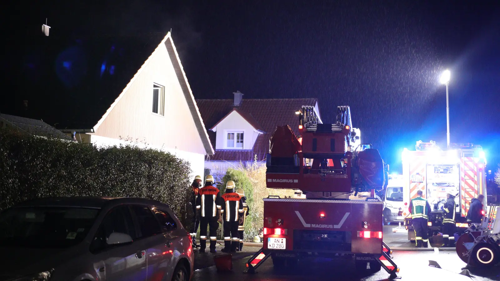 Die Feuerwehr brachte in Königshofen den Schwelbrand in einem Einfamilienhaus unter Kontrolle. (Foto: NEWS5/Markus Zahn)
