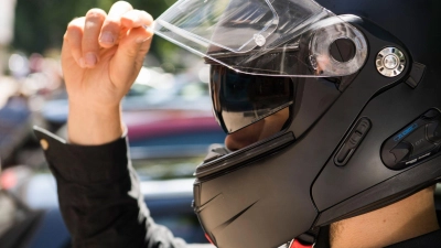 Bei Bedarf nutzbar: eine Zusätzliche Sonnenblende beim Motorradhelm. (Foto: Robert Günther/dpa-tmn)