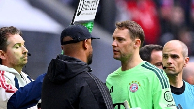 Manuel Neuer (grünes Trikot) wird im letzten Bundesliga-Spiel dieser Saison ausgewechselt.  (Foto: Tom Weller/dpa)