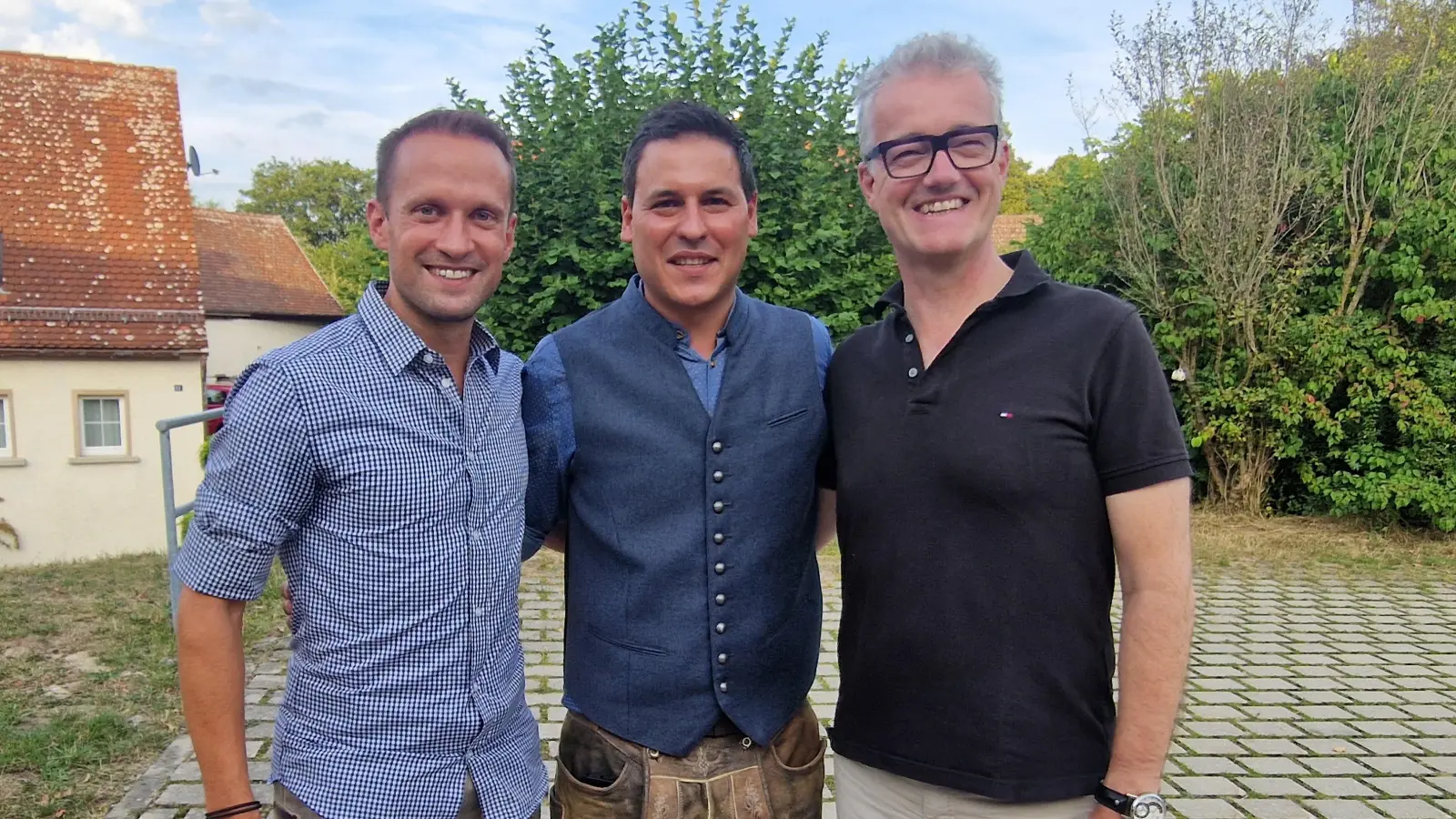 Auch die Bürgermeister von Crailsheim, Christoph Grimmer (links) und Feuchtwangen, Patrick Ruh (rechts), folgen der Einladung des Schnelldorfer Bürgermeisters Tobias Strauß (Mitte). (Foto: Friedrich Strohmeier)