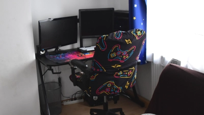 Eltern mit geringem Einkommen haben aber oft nicht das Geld für einen „Schulcomputer“. Deshalb baute Anton B. für seinen ältesten Sohn Xaver einen Computer aus gebrauchten Teilen zusammen. (Foto: Kurt Güner)