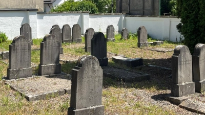 Auf dem jüdischen Friedhof in Rothenburg wurden im Juni 2025 Grabsteine umgestoßen. Ob deswegen eine Passage gegen Antisemitismus in die Satzung aufgenommen werden sollte, darüber diskutierte der Verein Alt-Rothenburg. (Archivbild: Clarissa Kleinschrot)
