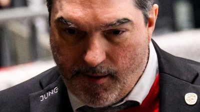 Darf einen neuen Verteidiger begrüßen: Sportdirektor Larry Mitchell. (Archivbild) (Foto: Tom Weller/dpa)