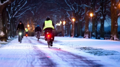 Sattelfest durch den Winter: Für Radfahrer heißt das, ihre Fahrweise entsprechend der Witterung anzupassen und auch Bremsbeläge und Beleuchtung regelmäßig zu checken. (Foto: Julian Stratenschulte/dpa/dpa-tmn)