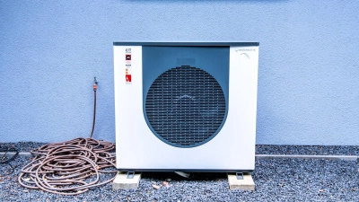 Kurz vor der Heizsaison empfiehlt es sich, seine Wärmepumpe nochmal von außen zu reinigen. Die Innenreinigung sollte man Fachpersonal überlassen. (Foto: Laura Ludwig/dpa-tmn)