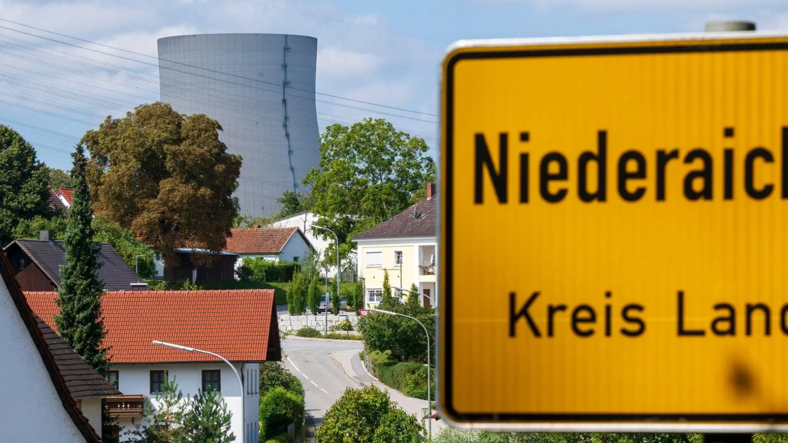 In der Gemeinde Niederaichbach soll ein Batteriegroßspeicher angesiedelt werden. (Archivbild) (Foto: Peter Kneffel/dpa)