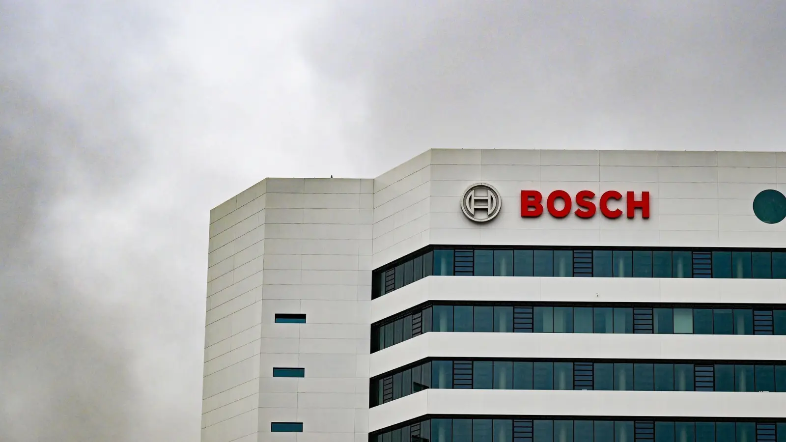 Autozulieferer Bosch will weitere Stellen abbauen. (Archivbild) (Foto: Bernd Weißbrod/dpa)