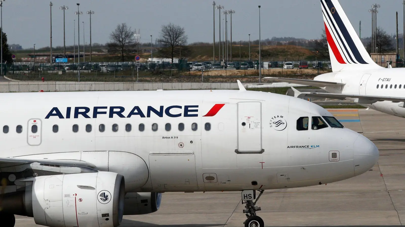 Frankreich und die Niederlanden haben Air France-KLM zu Corona-Zeiten mit Milliardenstaatshilfen unterstützt. (Archivbild) (Foto: Christophe Ena/AP/dpa)