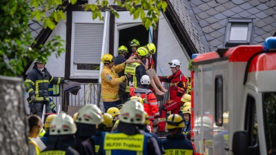 Nach Stunden des Bangens ein Glücksmoment - Helfer können die ersten Verschütteten aus dem zerstörten Hotel retten. (Foto: Harald Tittel/dpa)