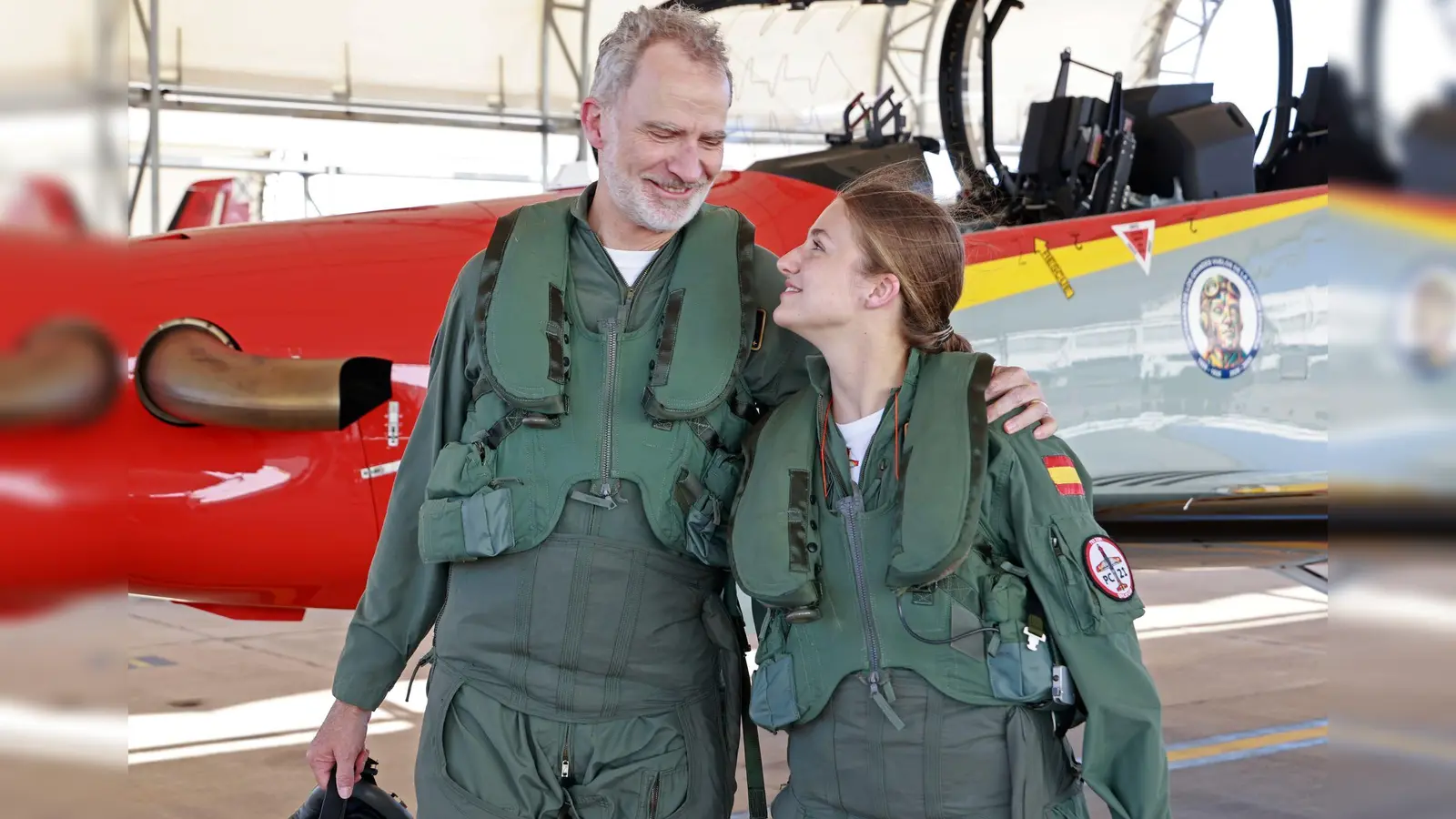 Nach dem gemeinsamen Trainingsflug nahmen sich Vater und Tochter in den Arm. Das spanische Königshaus teilt kaum etwas über das Privatleben der königlichen Familie mit. Aber solche Fotos sprechen für sich.  (Foto: Casa De S.M. El Rey/EUROPA PRESS/dpa)