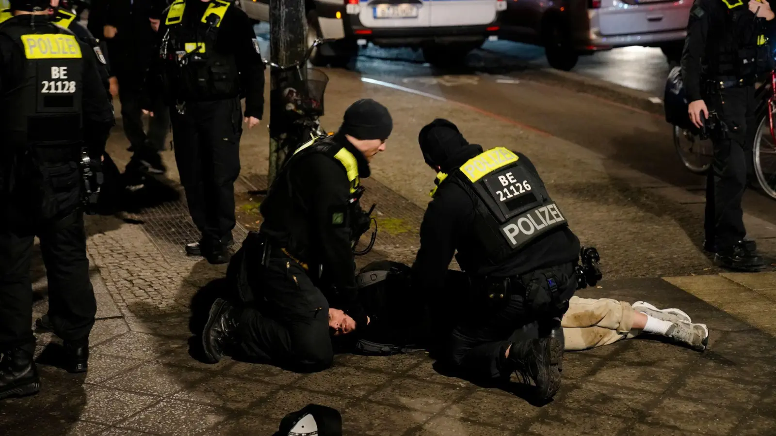 Nach der Attacke am Holocaust-Denkmal in Berlin hat die Polizei einen Verdächtigen festgenommen.  (Foto: Ebrahim Noroozi/AP/dpa)