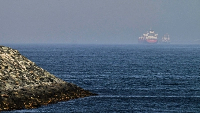 Wann normalisiert sich der Öltransport durch die Meeresenge?  (Foto: Fatima Shbair/AP/dpa)