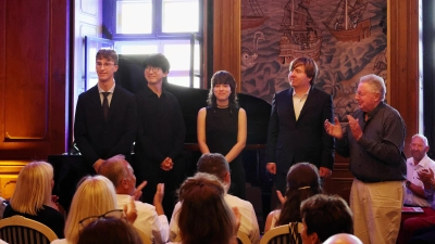 Die Mitwirkenden des Abschlusskonzertes und ihr Dozent (von links): Rune Leicht Lund, Deren Wang, IIldikó Rozsonits, Thomas Kelly und Howard Leslie beim Liszt-Festival 2026. (Foto: Thomas Wirth)