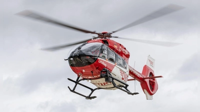 Ein Rettungshubschrauber brachte den lebensgefährlich verletzten Beifahrer in ein Krankenhaus. (Symbolbild) (Foto: Daniel Karmann/dpa)