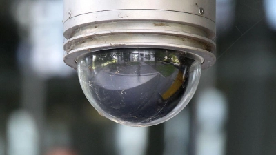 Sind Videokameras zwecks Überwachung am Arbeitsplatz installiert, muss der Arbeitgeber Beschäftigte darauf hinweisen. (Foto: Oliver Berg/dpa/dpa-tmn)