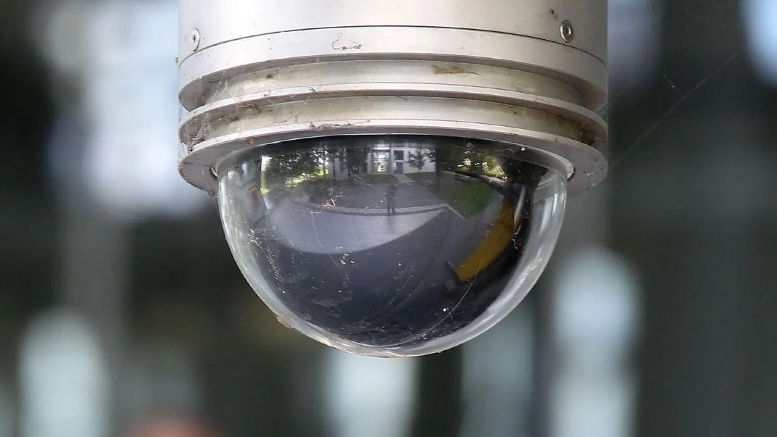 Sind Videokameras zwecks Überwachung am Arbeitsplatz installiert, muss der Arbeitgeber Beschäftigte darauf hinweisen. (Foto: Oliver Berg/dpa/dpa-tmn)