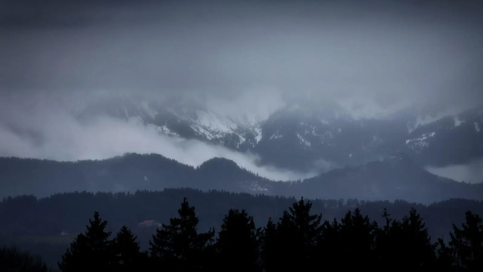 Im Allgäuer Alpenvorland war es schon am Freitagmorgen trüb. (Foto: Karl-Josef Hildenbrand/dpa)
