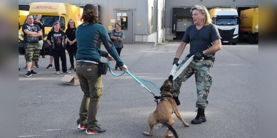 Welche Möglichkeiten haben Zusteller der Deutschen Post, um sich gegen einen Hund zur Wehr zu setzen? Trainer Marcel Combé (rechts) und Nastasja Garcia gaben im praktischen Teil einige Tipps. (Foto: Florian Schwab)