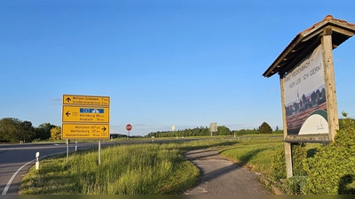 In diesem Bereich südlich der Kreuzung soll der Radweg die Bundesstraße B13 unterqueren. Die Baukosten für die Brücke trägt der Bund. (Foto: Wolfgang Grebenhof)