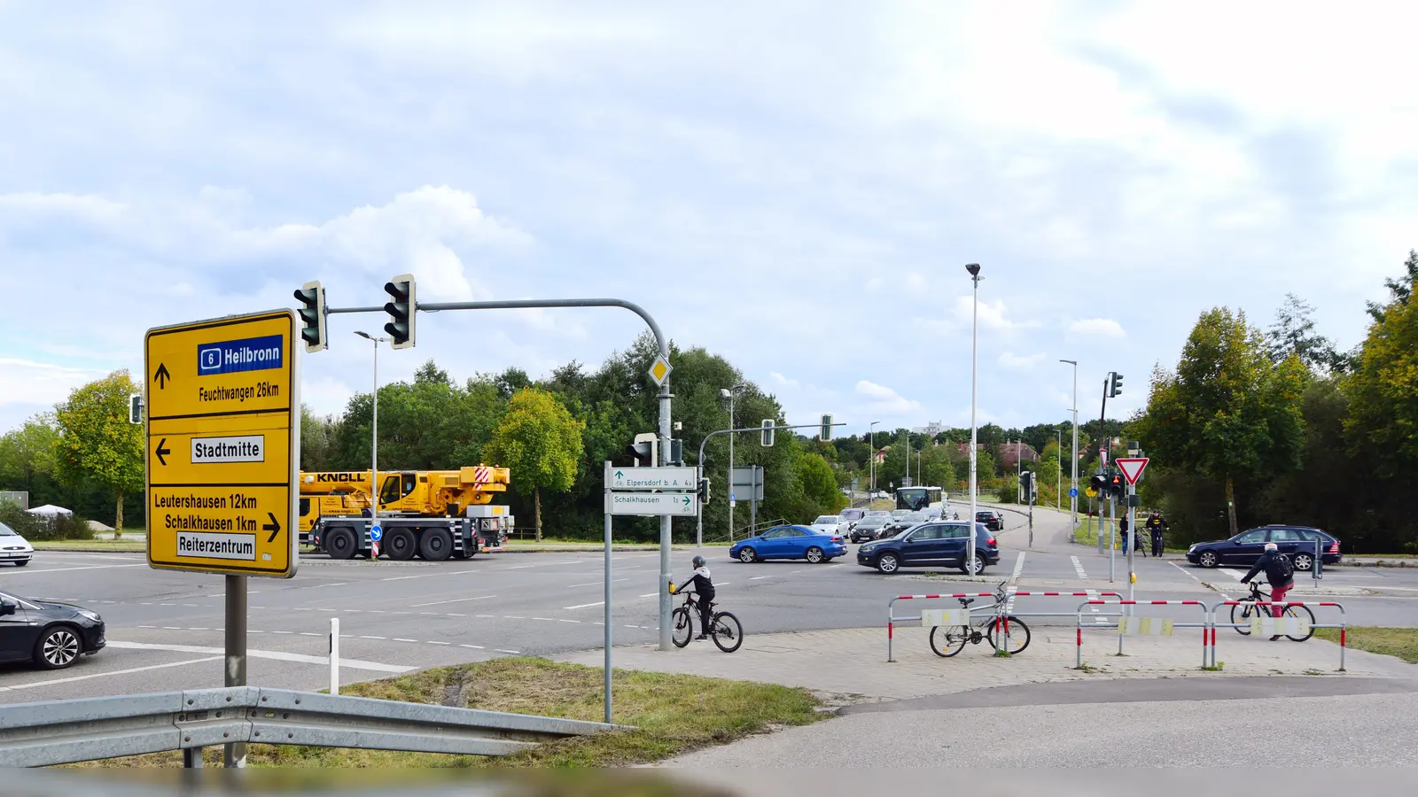 Seit Jahren werden die Rückstaus auf der Ansbacher Westtangente beklagt. Nun wird die Abbiegespur nach Schalkhausen und Leutershausen verlängert.  (Archivfoto: Jim Albright)