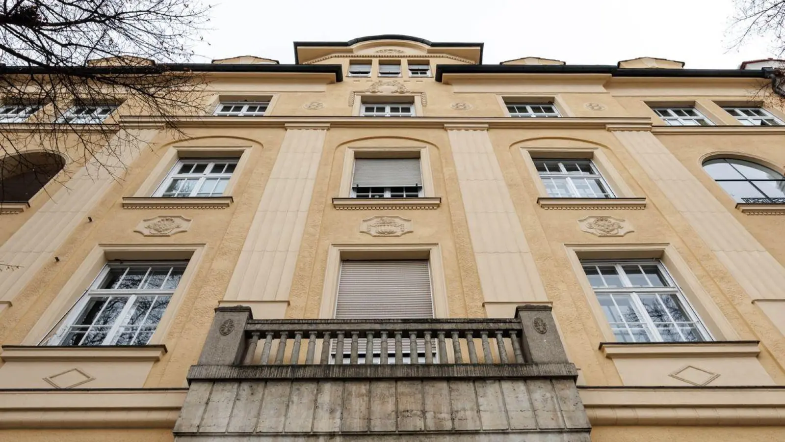 Blick auf eine Hausfassade. (Foto: Matthias Balk/dpa)