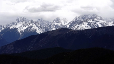 Ein Gebirgszug in Tibet überzogen von Schnee (Symbolbild). (Foto: Zhan Yan/XinHua/dpa)