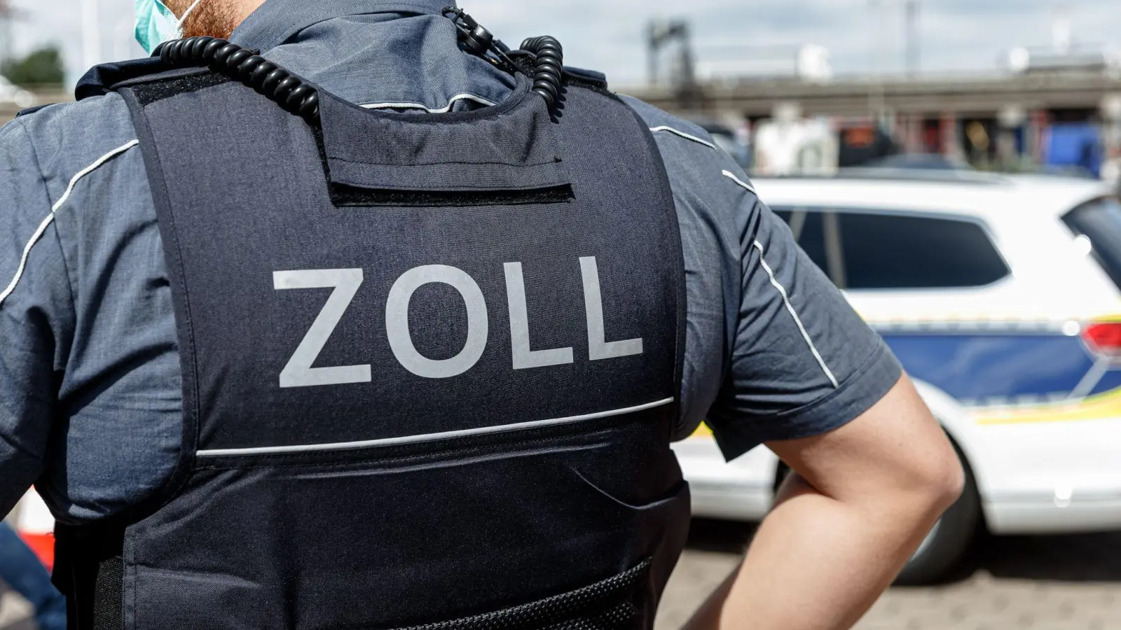 Zollbeamte haben am Herrieder Autohof eine illegale Personenbeförderung von Österreich nach Frankreich gestoppt. (Foto: Markus Scholz/dpa/Symbolbild)