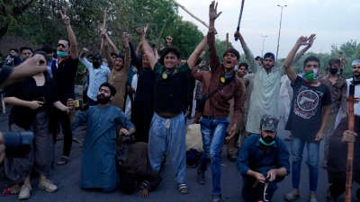Anhänger von Imran Khan feiern auf den Straßen von Lahore. (Foto: K.M. Chaudary/AP/dpa)