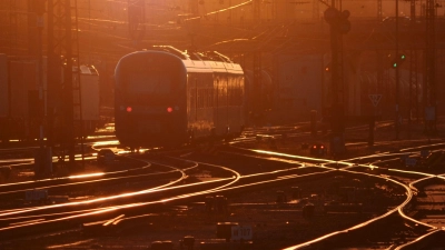 Der Regionalexpress zwischen Nürnberg und Würzburg steht derzeit im Fokus einer Ausschreibung. (Symbolbild: Johannes Hirschlach)