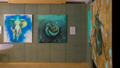 Im Erdgeschoss zeigt Katja Weinmann ihre neuen Arbeiten, gemalt in Öl, Acryl und mit Schlagmetall. (Foto: René Chlopotowski)