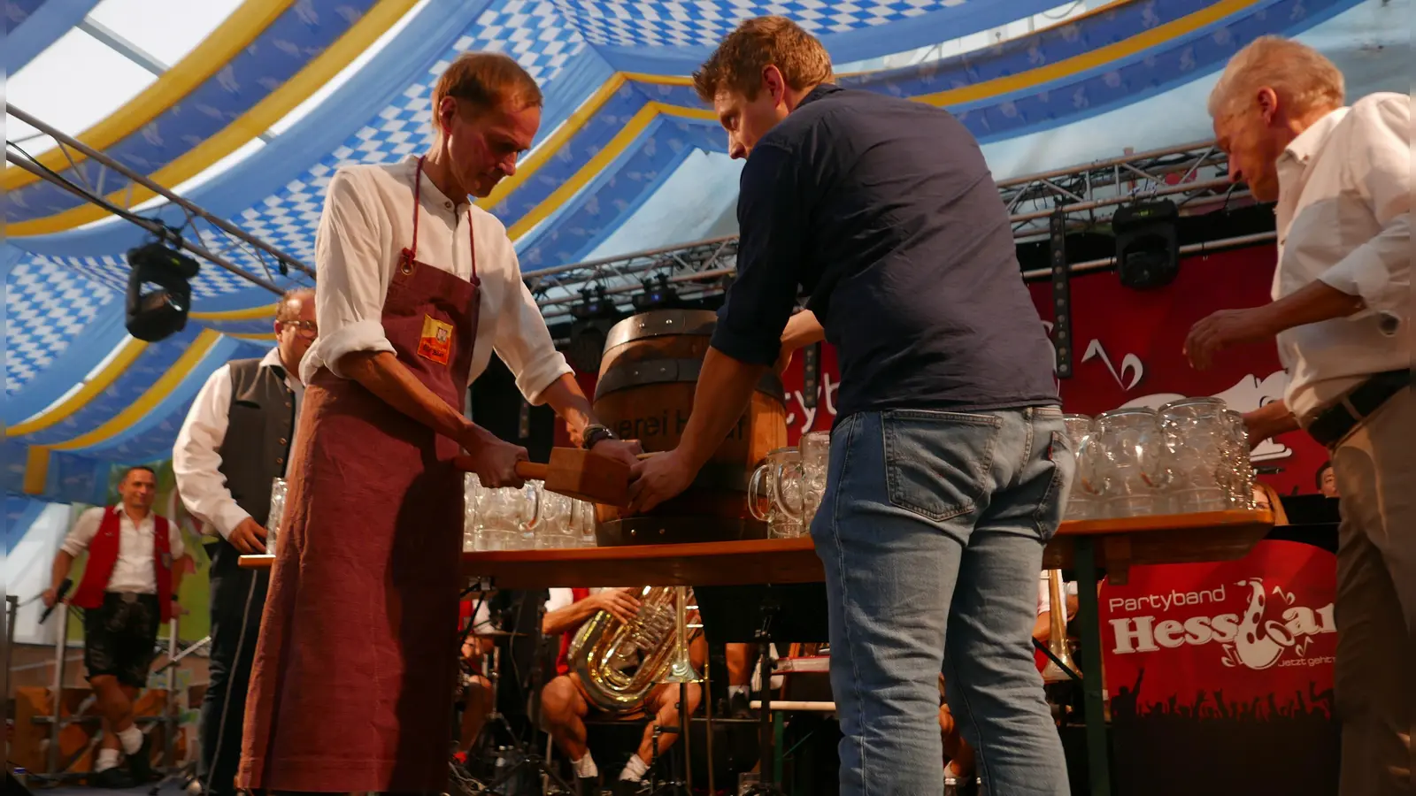 Beim Fassanstich im Festzelt (von links): OB Dr. Christoph Hammer, Brauereichef Florian Hauf und Festwirt Joachim Papert. (Foto: Roman Kocholl)